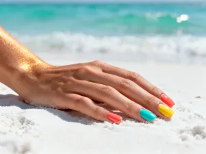 Zadbane dłonie 70-latki z eleganckim, naturalnym manicure w promieniach słońca, podkreślające subtelny i klasyczny styl.